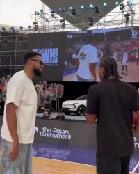 开云官网-他乡遇故知！唐斯到访小卡中国行活动 两人比试三分交谈甚欢