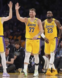 里夫斯：我和东契奇的组合攻防都不差 每次进攻都能得到出手机会