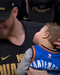 杜兰特更新社媒祝贺雷霆夺冠：小哈滕睡着了哈哈，恭喜雷霆