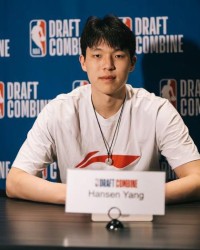 杨瀚森不受美国篮球圈重视，椅子事件是重要原因之一！