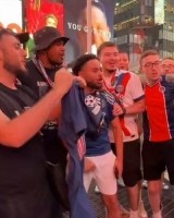 气氛热烈！众多巴黎球迷聚集在时代广场，载歌载舞为球队助威